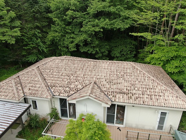鳴沢村の洋瓦平屋屋根施設様にてドローンを使った屋根・外壁現場調査